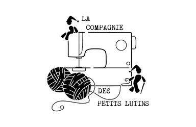 Logo la compagnie des petits lutins. représente une machine a coudre avec deux pelottes de laine et deux lutins dont un qui a une canne en aiguille. le tout est en noir sur fond blanc